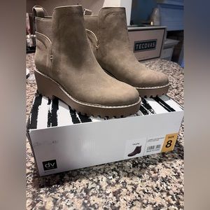NWT size 8 dolce vita taupe booties